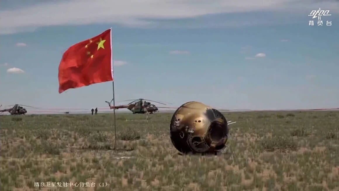Китай впервые доставил грунт с обратной стороны Луны на Землю