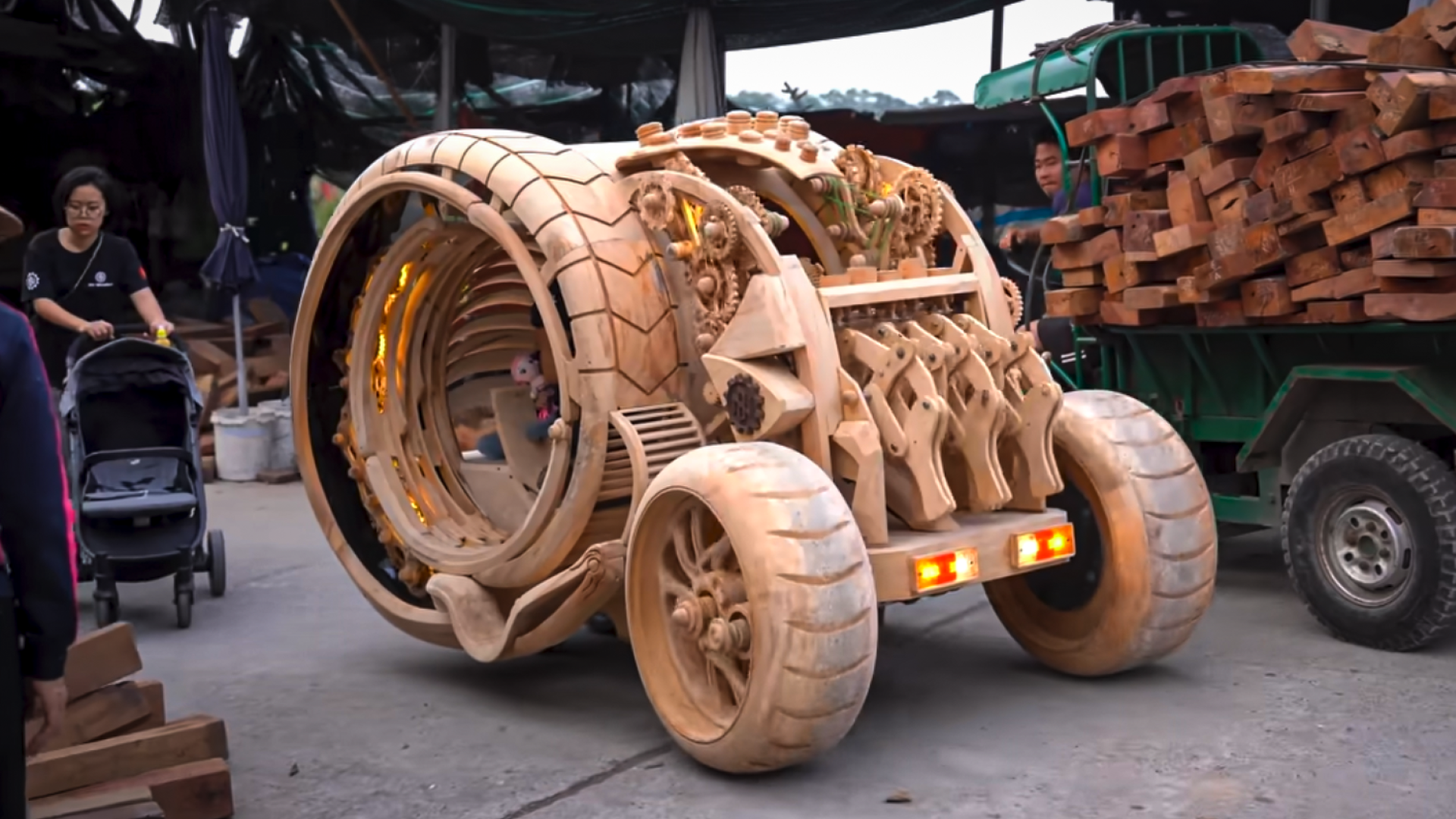 Инженер из Вьетнама сконструировал футуристичный автомобиль из дерева