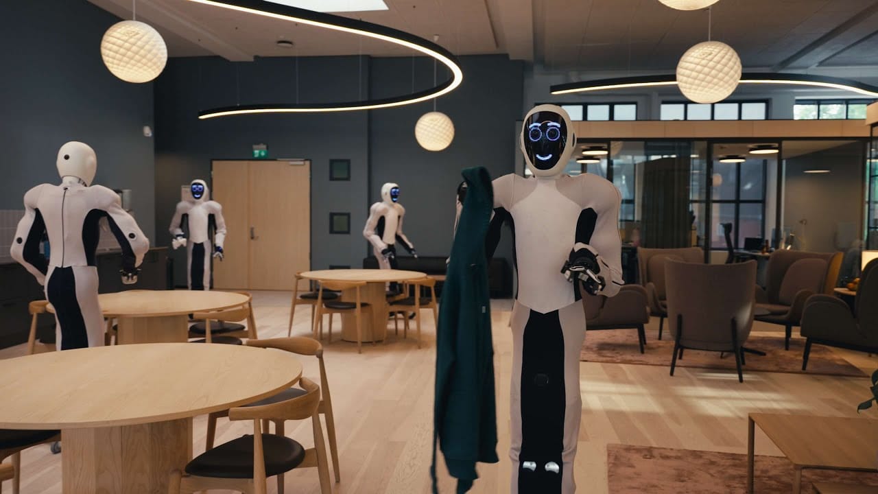 На видео показали гуманоидного робота Еву с голосовым управлением