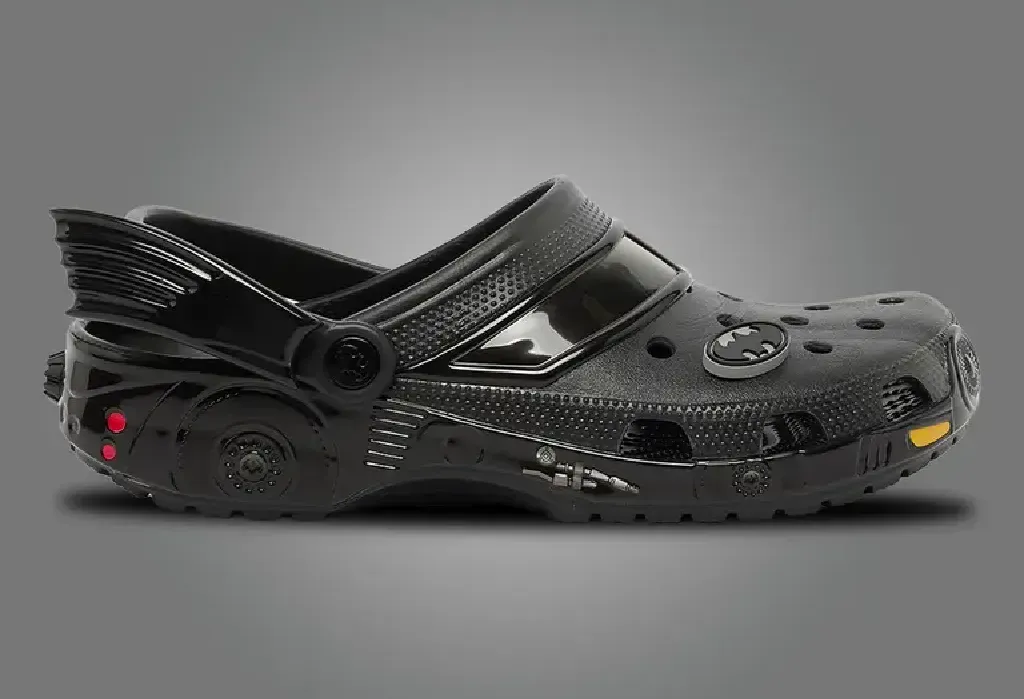 Crocs и DC Comics выпустили... странную обувь в стиле Бэтмобиля