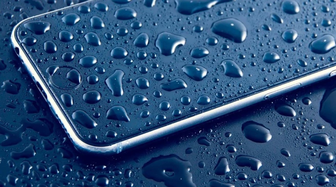 Apple обвиняют в обмане с водонепроницаемостью iPhone