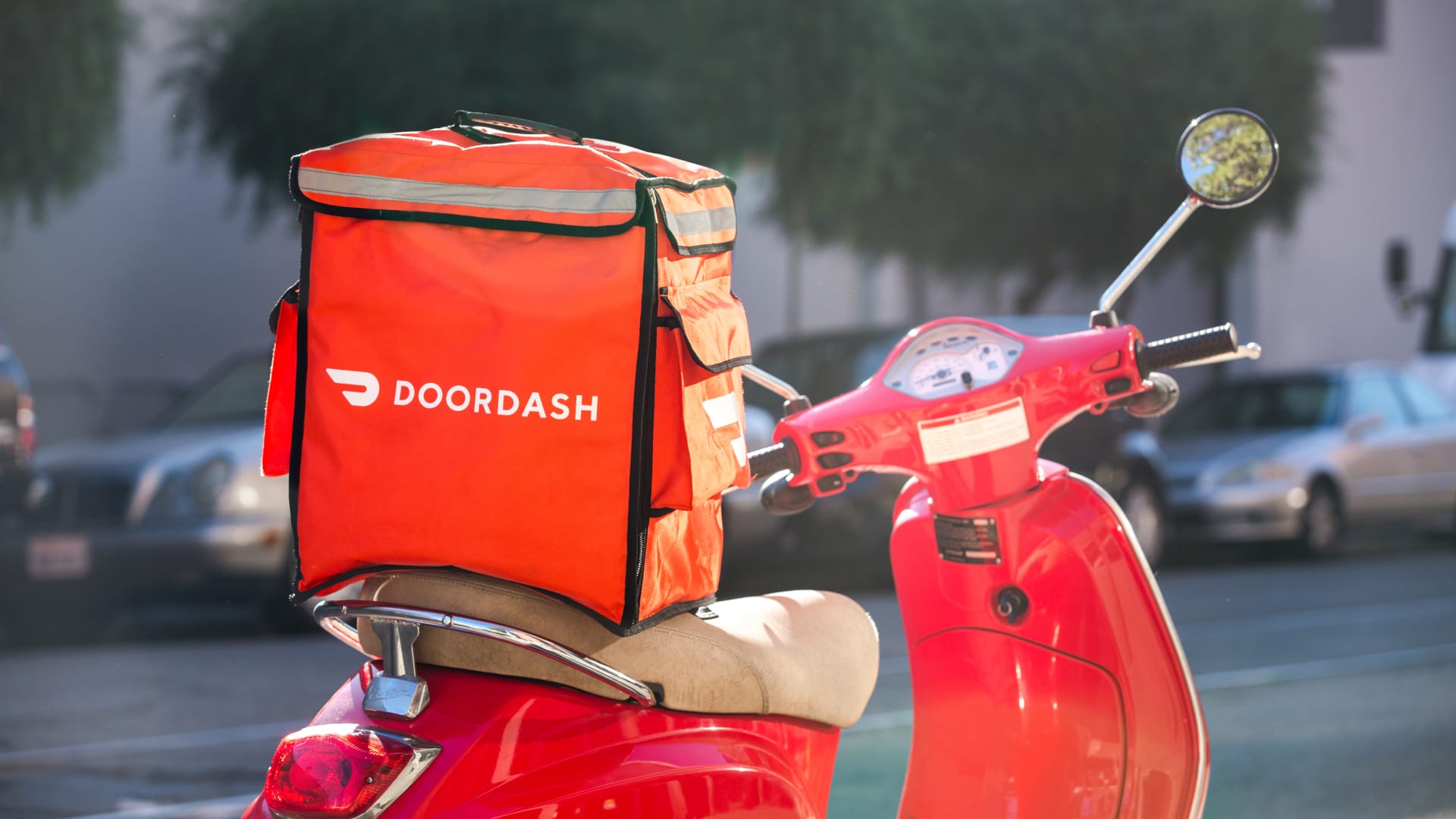 Двое мужчин в США похитили более миллиона долларов у курьеров сервиса DoorDash, выдавая себя за них