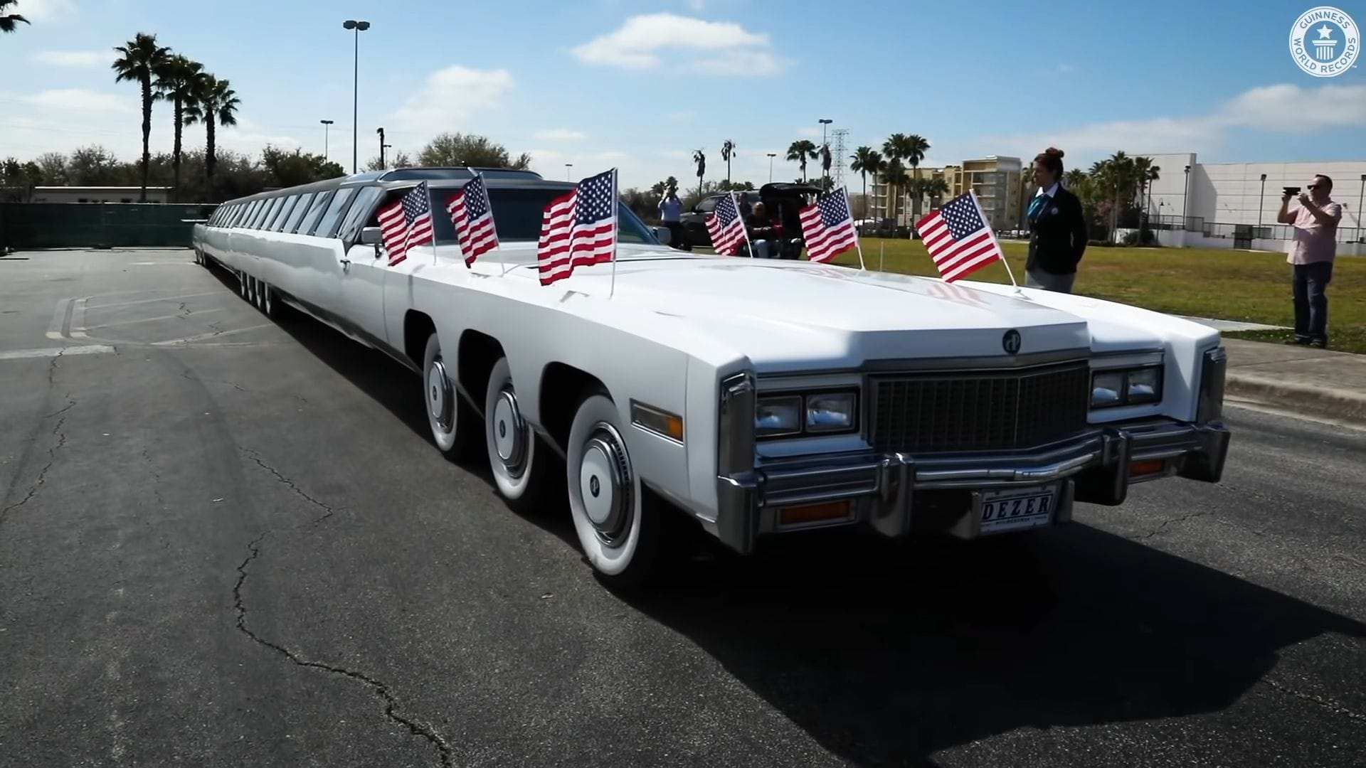 Самый длинный в мире автомобиль оснащён 26 колесами и вмещает до 75 пассажиров