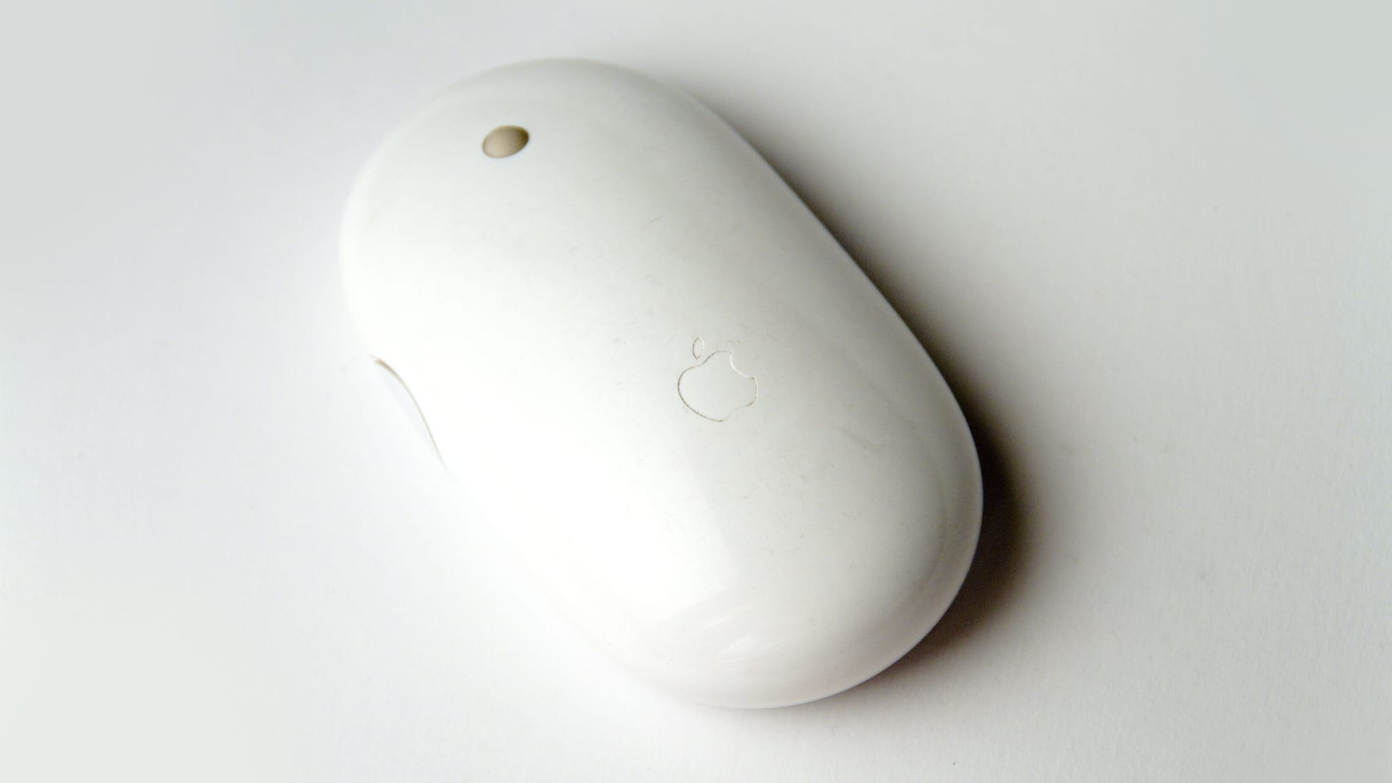 Этот день в истории Apple: выходит беспроводная Mighty Mouse со сверхточным лазерным слежением