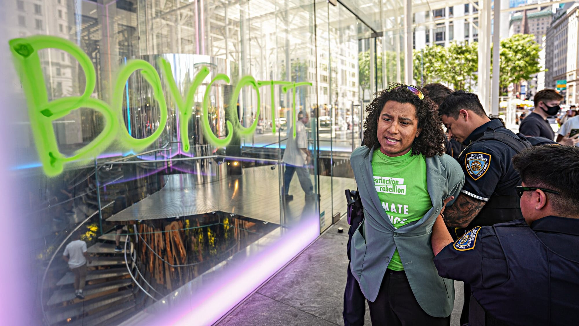 Экоактивисты разрисовали магазин Apple на Пятой авеню и призвали к бойкоту