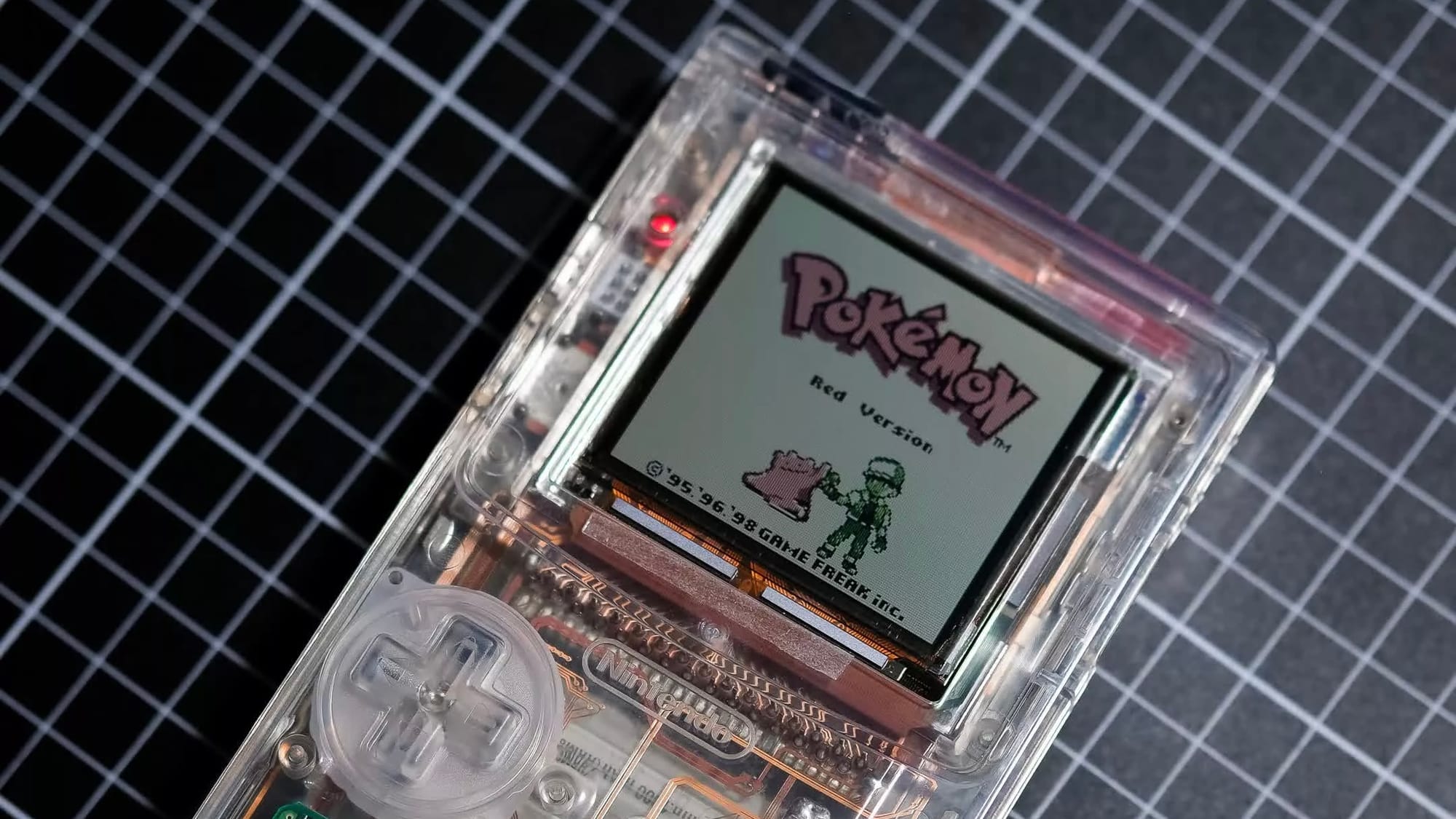 Энтузиастка из Австралии создала работающий и полностью «прозрачный» Game Boy