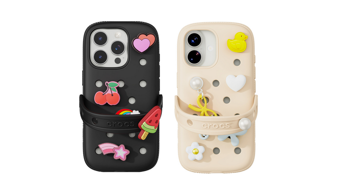 Crocs выпустила сабо-чехлы для iPhone с джибитсами и лямкой