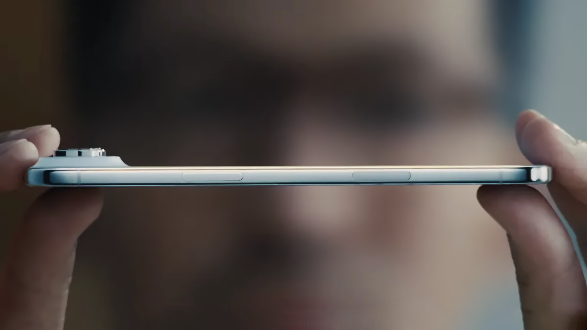 Журналисты под взглядами топ-менеджеров Apple не смогли согнуть новый iPhone Air