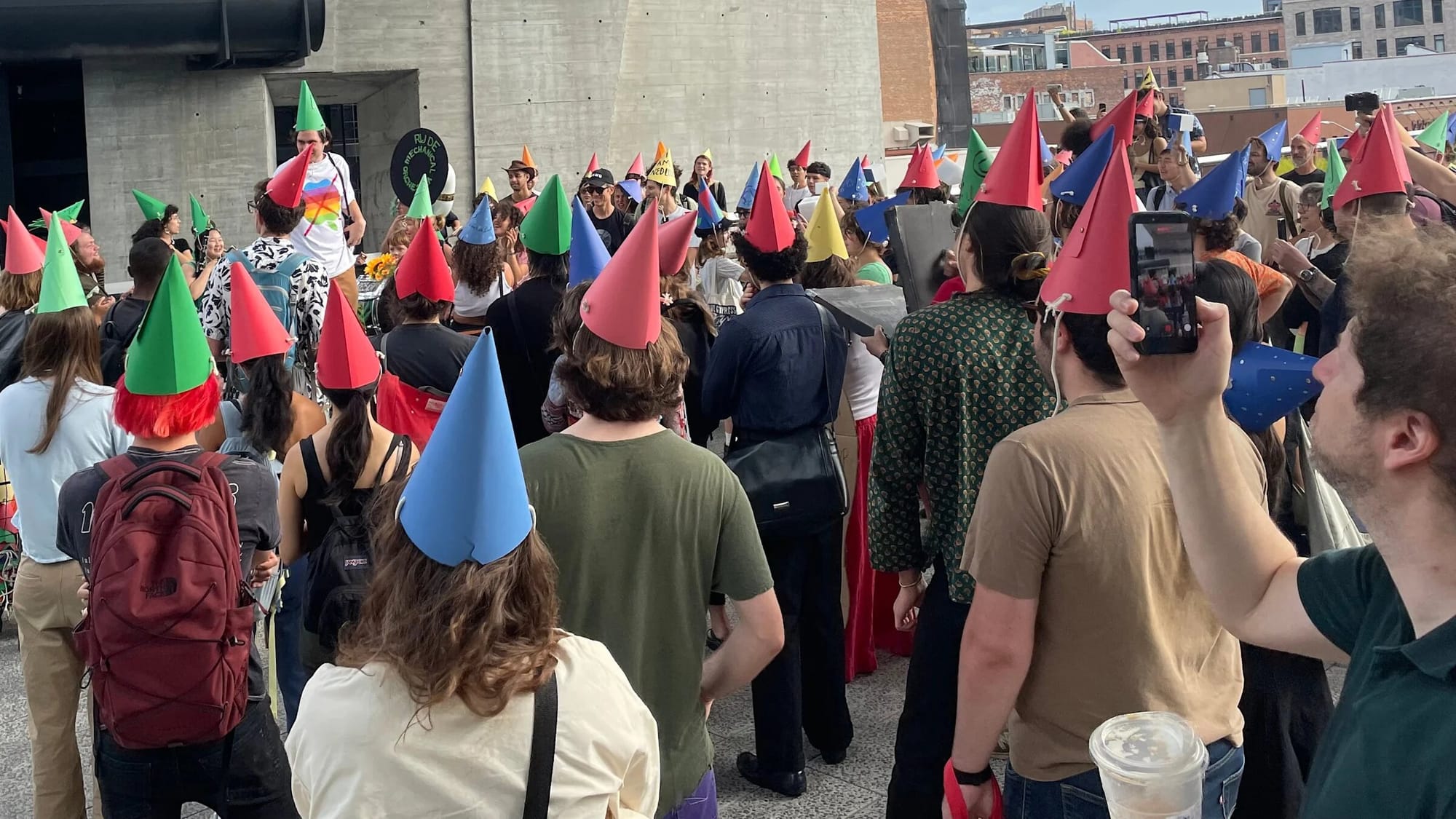 Зумеры объявили войну гаджетам — в Нью-Йорке прошёл антисмартфонный митинг SHITPHONE