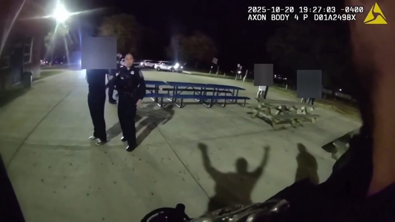 Искусственный интеллект принял пакет чипсов за пистолет и вызвал полицию на 17-летнего ученика