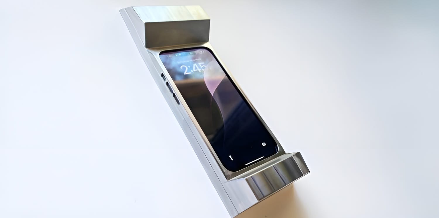 «Тяжёлый груз»: как чехол весом почти 3 килограмма помогает избавиться от зависимости от смартфона