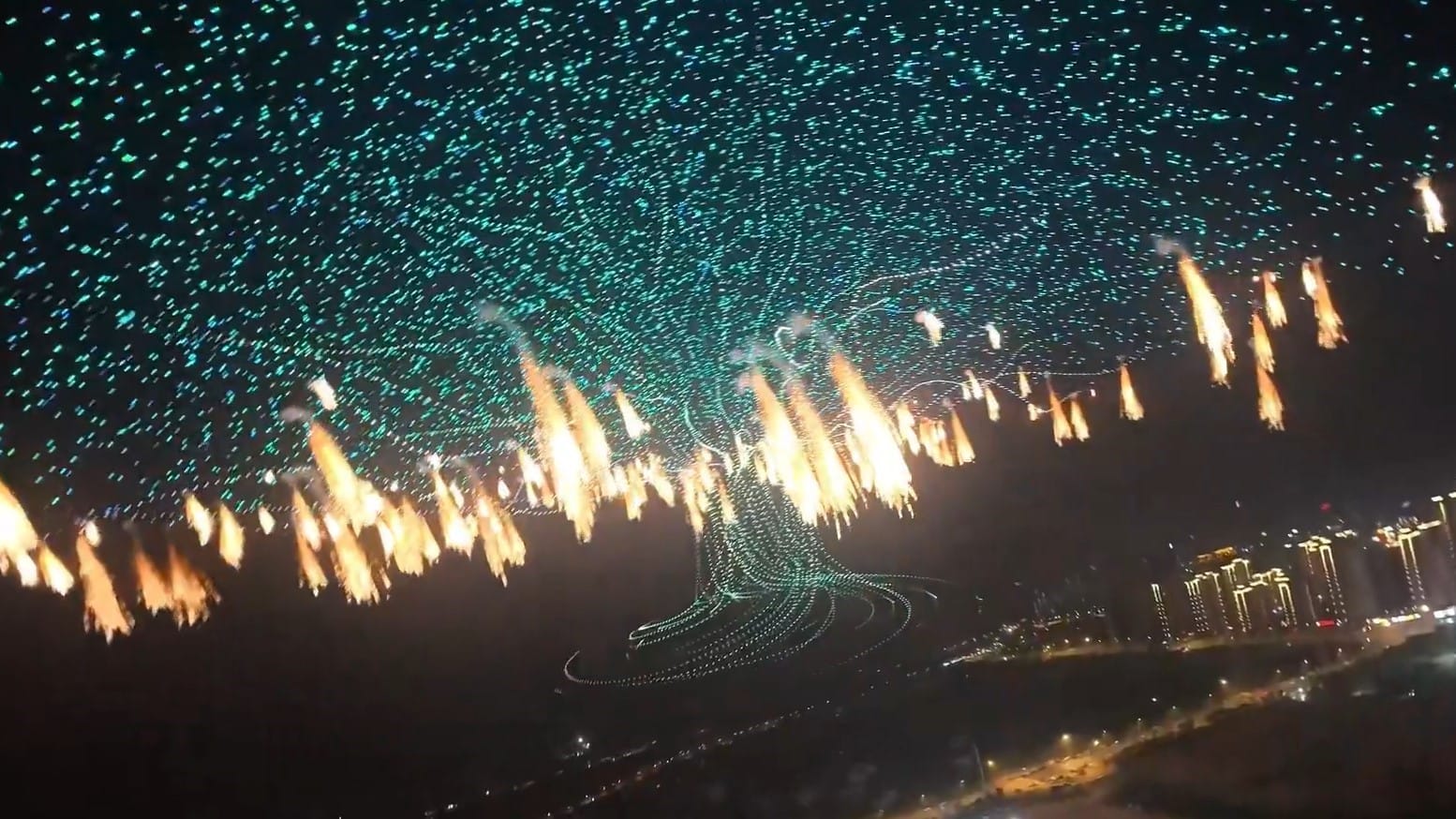 В китайском городе Лэйян шоу с участием почти 16 тыс. дронов и фейерверков вошло в Книгу рекордов Гиннесса