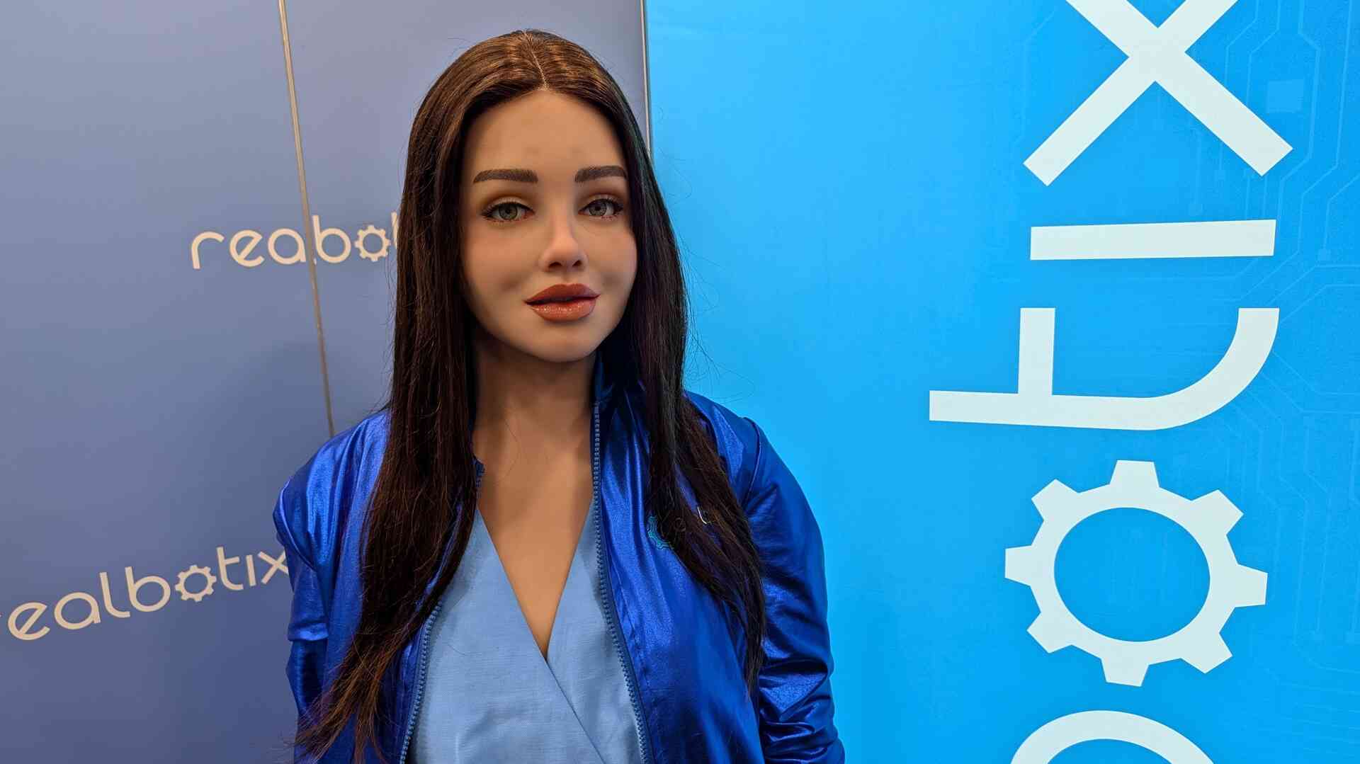 Два человекоподобных робота часами вели диалог на выставке CES