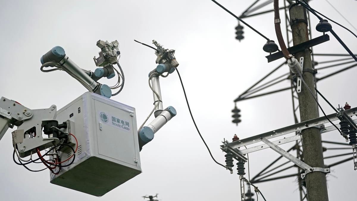 Китайский робот впервые отремонтировал линию электропередачи под напряжением