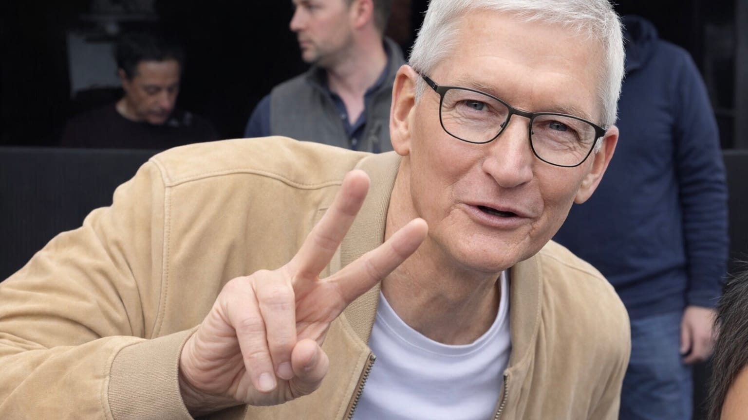 Тим Кук прилетел в Китай на масштабный концерт в честь 50-летия Apple