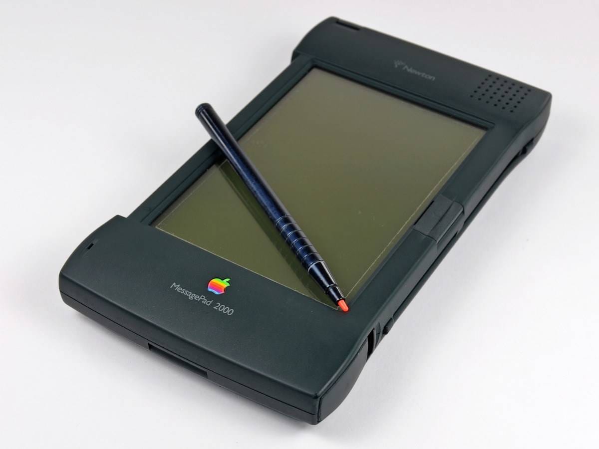 Этот день в истории Apple: MessagePad 2000 опередил время, но не пережил возвращения Стива Джобса