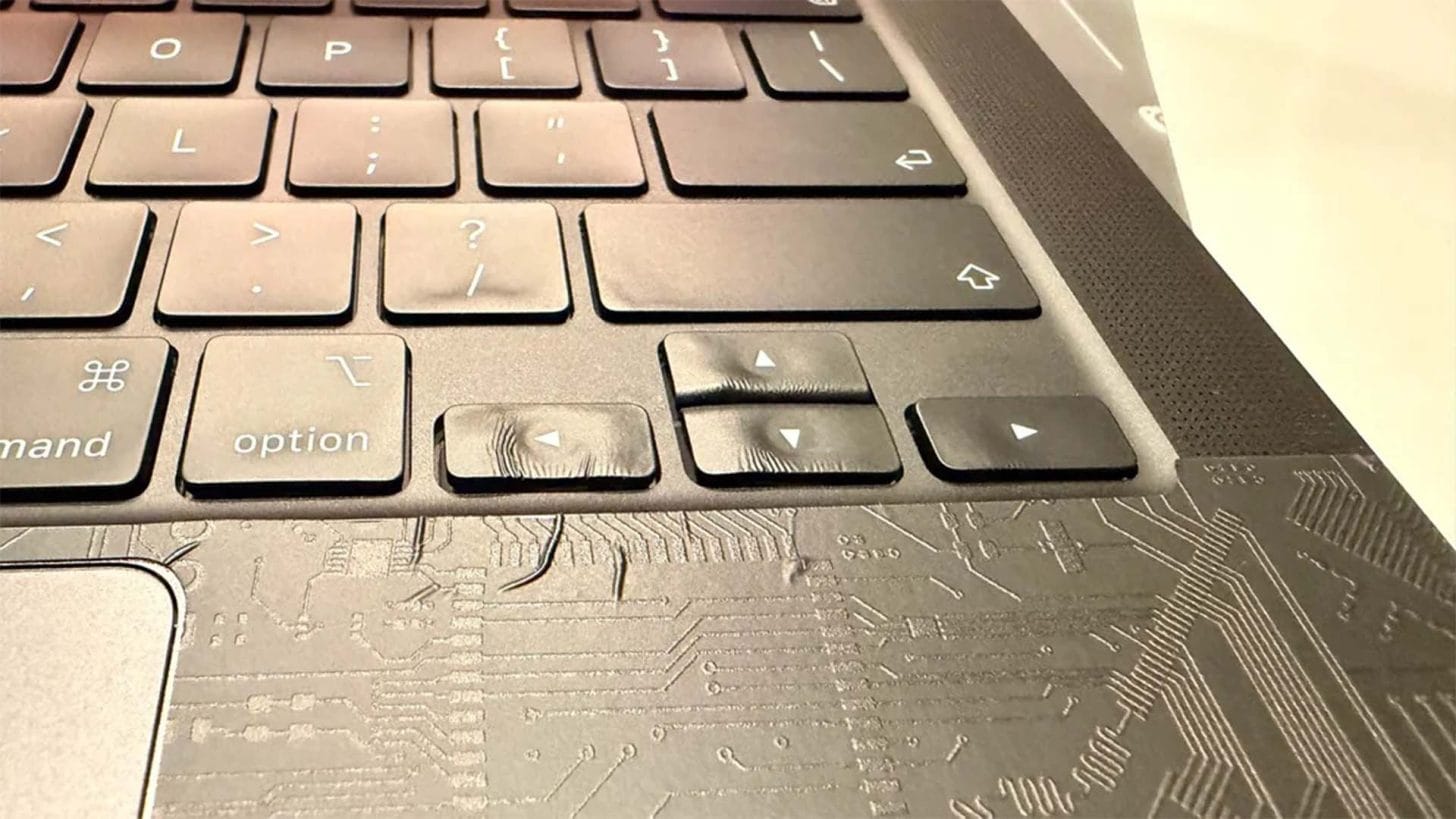 Владелец MacBook Pro расплавил клавиатуру феном