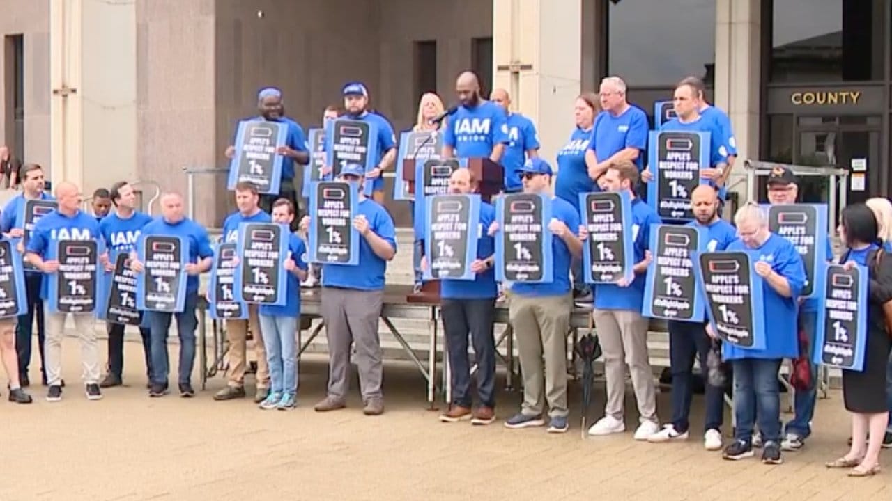 Сотрудники одного из Apple Store вышли на протест