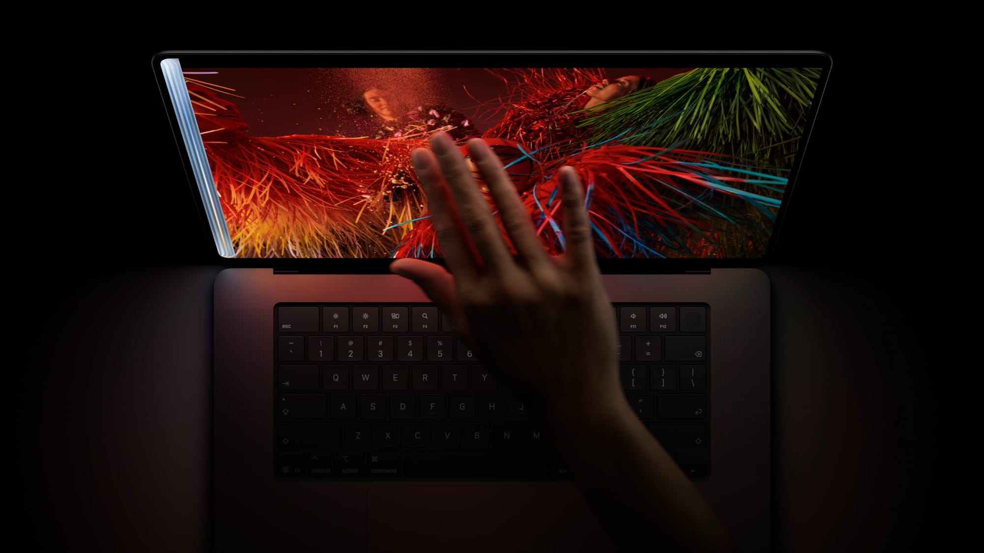 Apple представила MacBook Pro с сенсорным OLED-экраном