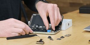Глава iFixit осудил Apple, Samsung и Microsoft в монополии на продажу и замену комплектующих
