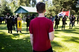 Сторонникам Трампа предъявлены обвинения в заговоре с целью взрыва зданий Facebook и Twitter