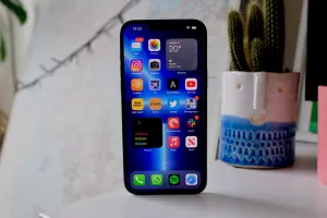 На фоне дефицита в России упала доля Apple по продажам iPhone