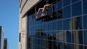 Роботы для мытья окон на небоскребах готовы взять на себя одну из самых страшных работ