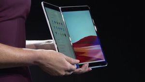 Microsoft Surface Neo заметили в фильме Netflix «Красное уведомление», но он всё равно, скорее всего, не выйдет в продажу