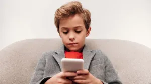 Школьник умер от удара током во время игры на смартфоне