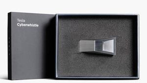 Tesla начала продавать киберсвисток за $50, Маск высмеял салфетку Apple за $19