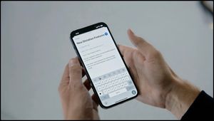 iOS 16 включает обновлённую систему диктовки с добавлением пунктуации и эмодзи