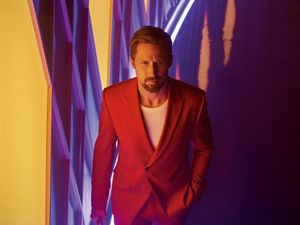 На Netflix вышел ​«Серый человек». Рассказываем, каким получился боевик от режиссёров «Мстителей»