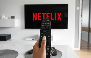 Netflix готовит подписку с рекламой — с пользователей будут брать в два раза меньше денег