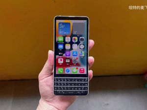 Энтузиаст создал гибрид iPhone SE, Sony Xperia и BlackBerry с QWERTY-клавиатурой
