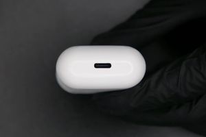 Слух: в зарядный кейс AirPods Pro 2 могут установить порт USB-C в 2023 году