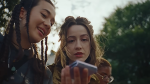 Samsung продолжает троллить Apple в новой рекламе  Galaxy Z Flip4