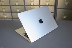 В России вчетверо сократились продажи MacBook