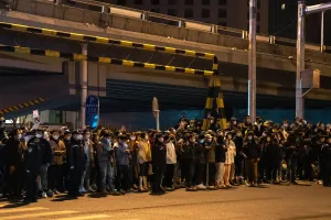 Twitter заполонил китайский спам об эскорт-услугах