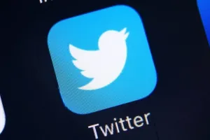 Илон Макс уберёт провокационную строчку в подписях к твитам