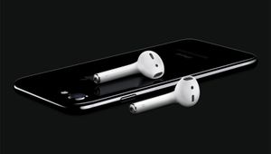 Шесть лет назад Apple выпустила оригинальные AirPods с «революционным» пользовательским интерфейсом