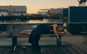 Apple продлила сериал «На поверхности» на второй сезон