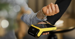 «Тинькофф» вместе с брендом Artpayments выпустил аксессуары для бесконтактной оплаты