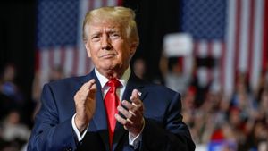 Мета* восстановит аккаунты Дональда Трампа в Facebook* и Instagram*