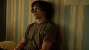 В сети появились кадры из триллера «Переполненная комната» с Томом Холландом для Apple TV+