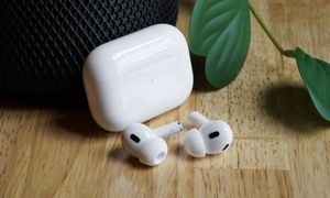 Москвич украл 376 пар AirPods на 7,5 миллиона рублей и сумел скрыться