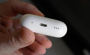 Слух: Apple работает над новым кейсом для AirPods с интерактивным дисплеем