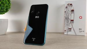 Продажи российских смартфонов за год упали вдвое