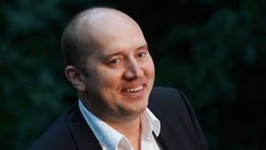 Сергей Бурунов не будет озвучивать героя Леонардо Ди Каприо в «Убийцах цветочной луны»