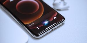 Гурман: Apple откажется от фразы «Привет, Siri» для вызова голосового помощника