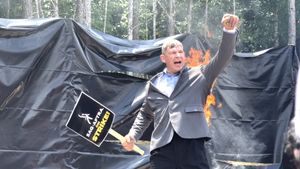 Каскадёр поджёг себя на митинге в поддержку забастовки Гильдии киноактёров